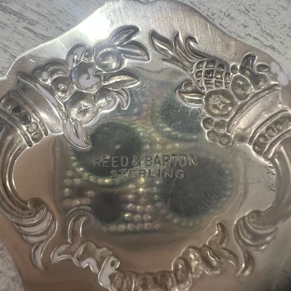 VINTAGE REED & BARTON STERLING SILVER FRUIT/CORNUCOPIA BOOK MARK - Picture 6 of 6